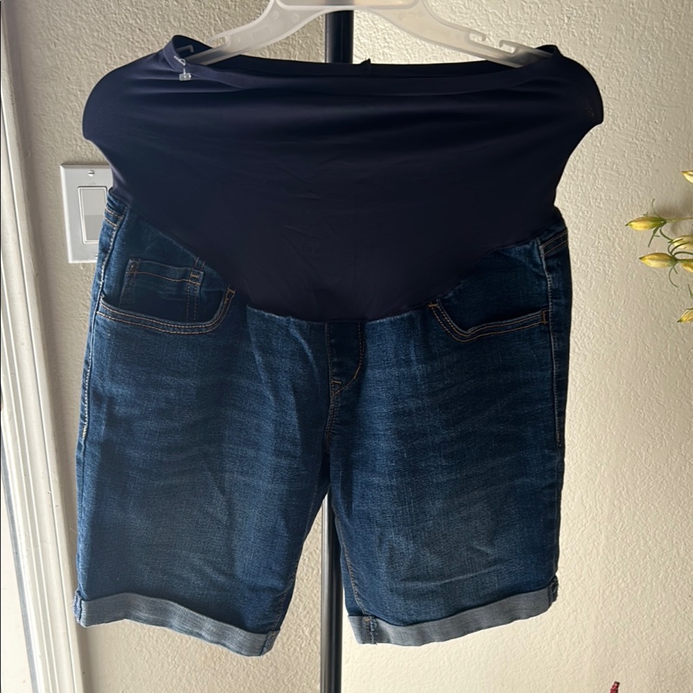 Maternity shorts size 10 Old Navy